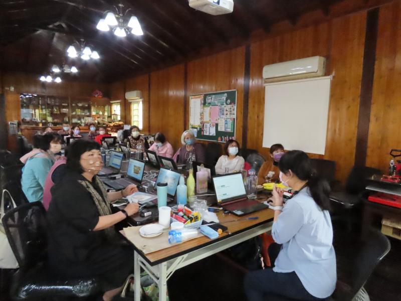 在網路上搜尋、找資料並整合成知識的過程。