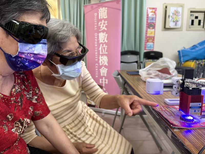 學員觀看雷雕機雕刻