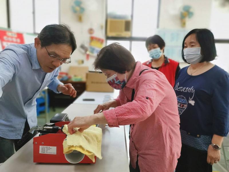 在志工的協助下小心翼翼的操作