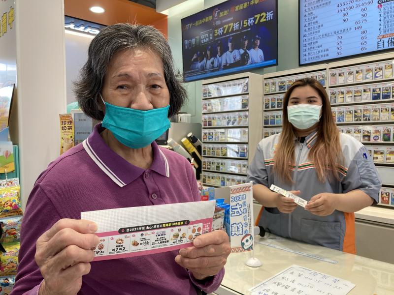 教導長輩操作機台後至櫃台領取高鐵票