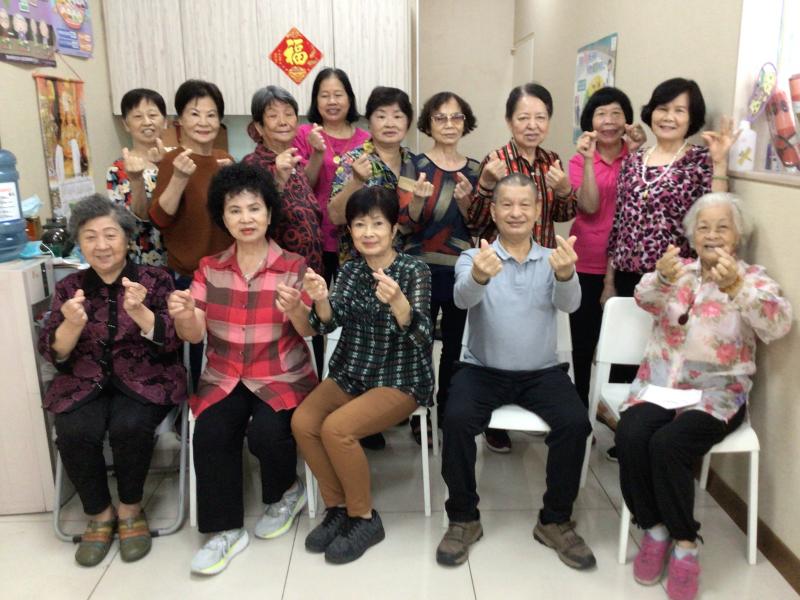社群軟體應用社區長者結訓比愛心愛心大合照