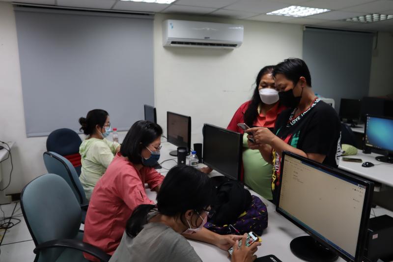 老師協助LINE@手機安裝示範