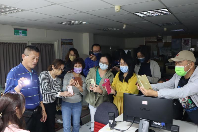 老師指導學員實作手機攝影及打光
