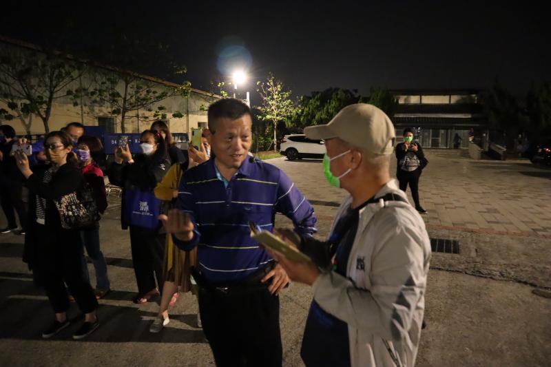 陳老師指導學員手機夜間攝影