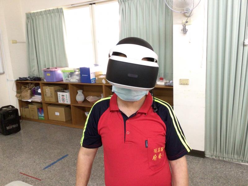 長者使用VR體驗進入外太空世界體驗