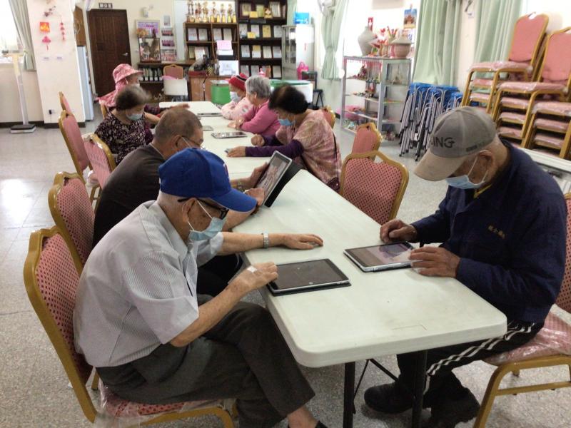 學員使用平板電腦操作畫面