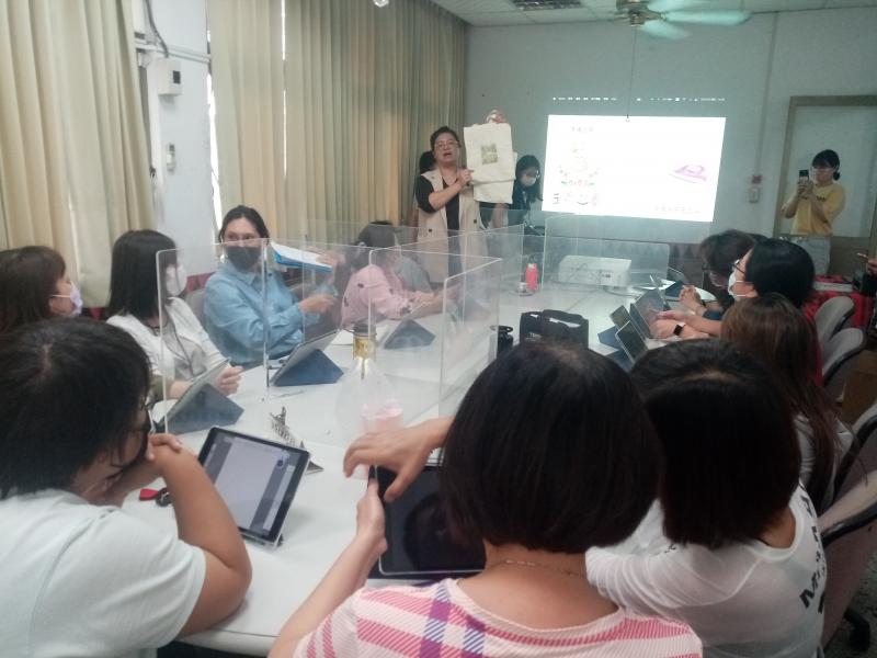 講師在簡報前說明上課內容