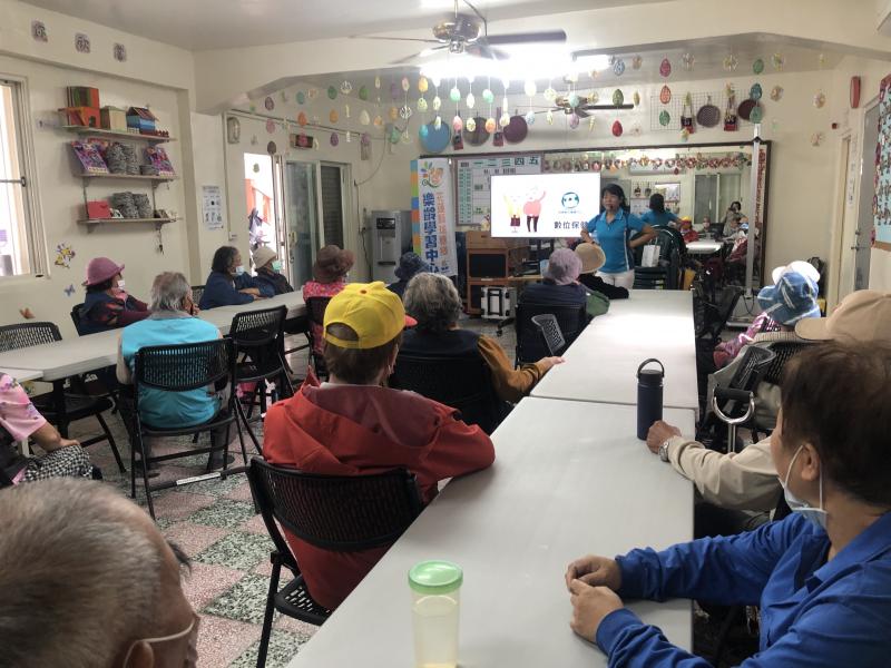 講師在上課前說明數位健保的重要性