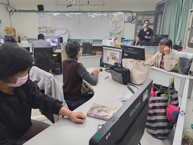 老師課堂上向學員介紹年曆製作及排版軟體講解。