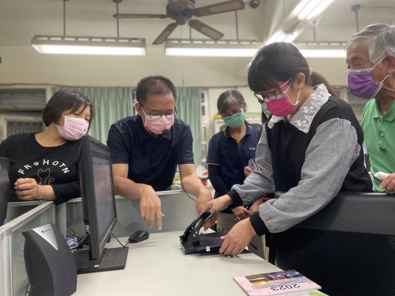 學員設計自已的年曆，老師幫忙輸出格式解說。