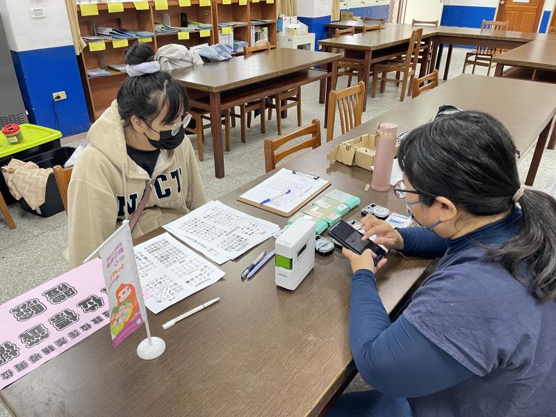 學員挑選喜歡的圖示，在講師知道之下自行印製貼紙