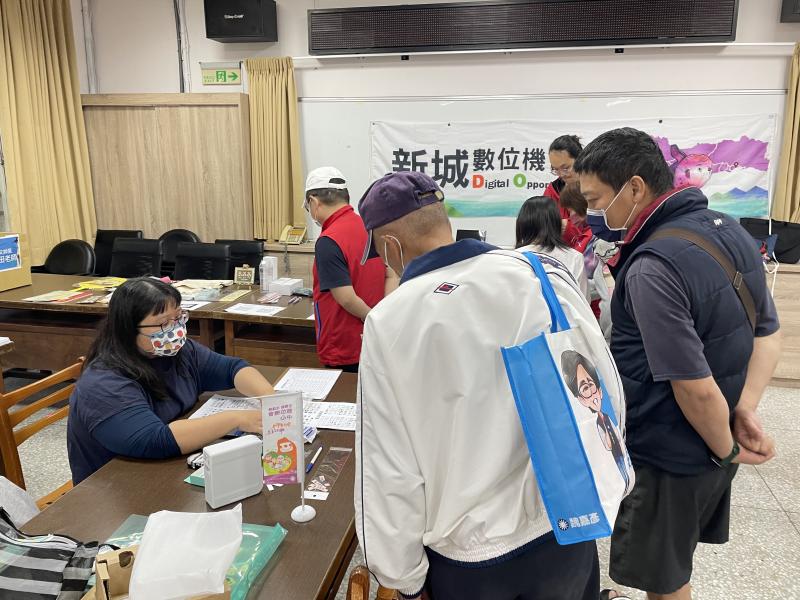 學員聼講師講解如何操作