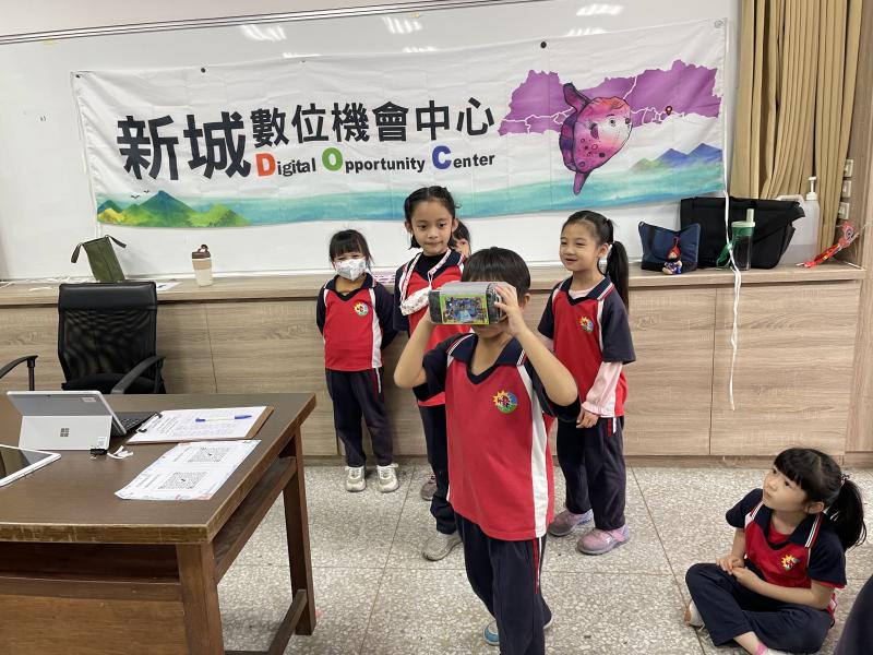 學生很好奇VR眼鏡中的世界