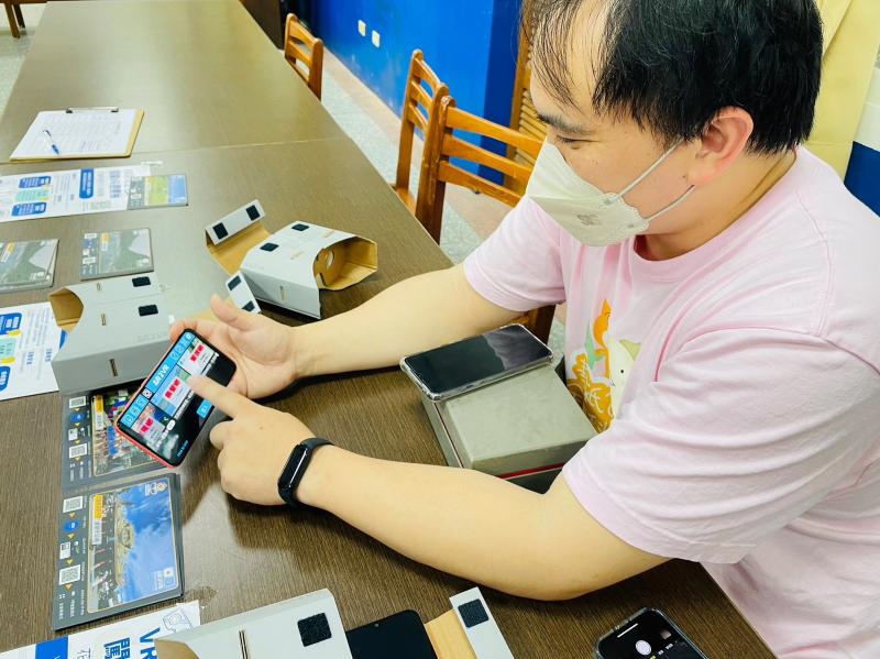 講師示範如何操作