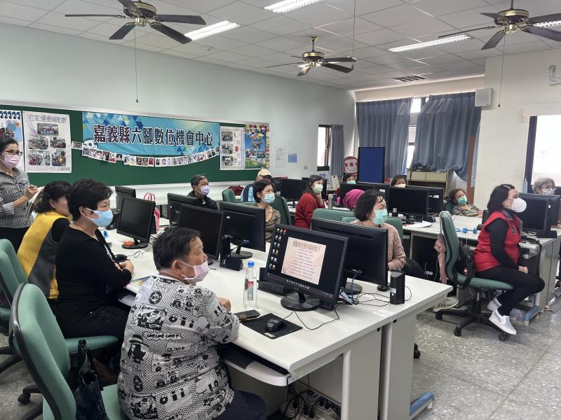 認真上課的學員們