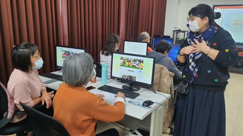 學員製作自己的 FB 粉絲專頁。