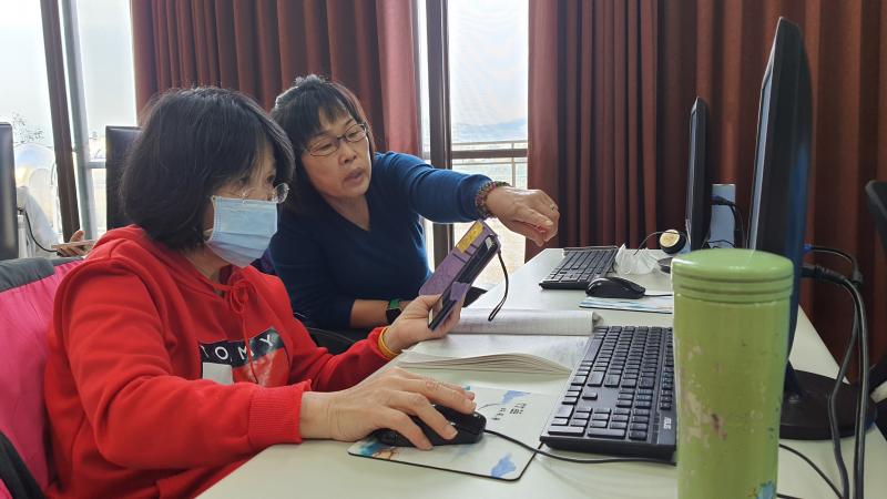 學員互相協助。