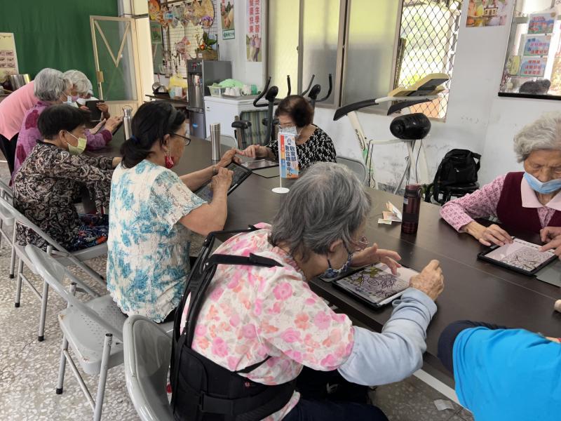 將3C及網路加入生活，長輩樂開懷。