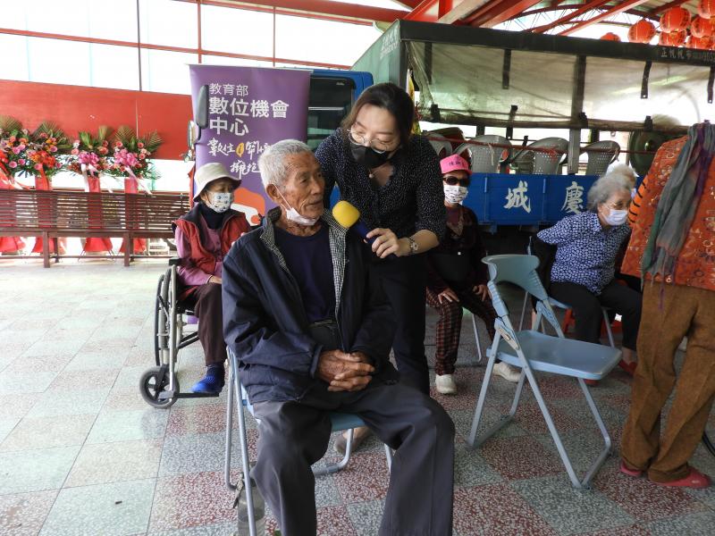 講師與長輩互動，反應很好。。