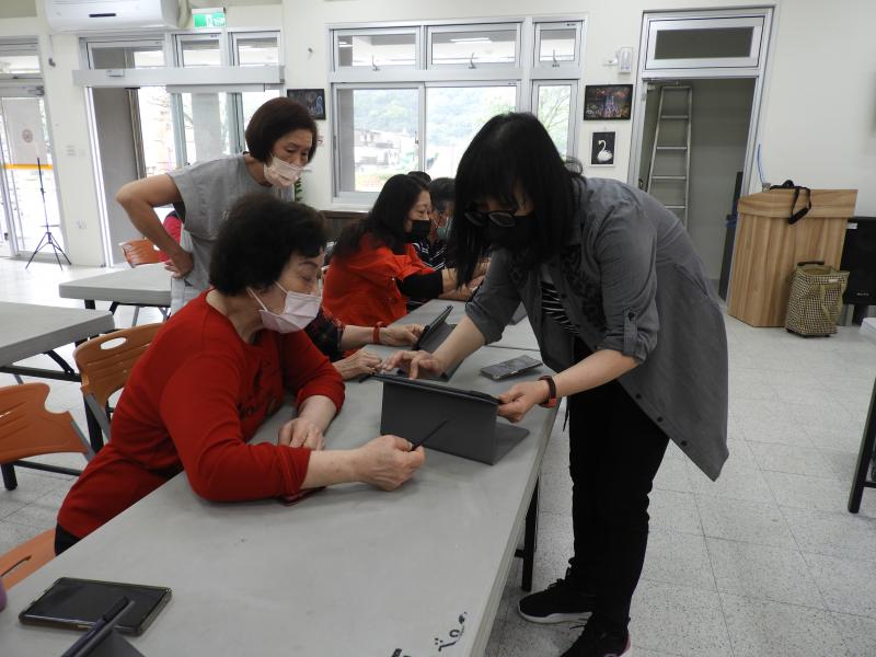 講師教長輩使用APP軟體的樂趣