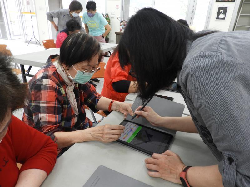 長輩很喜歡畫畫