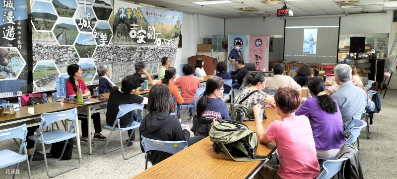 長者學員認真聽課中