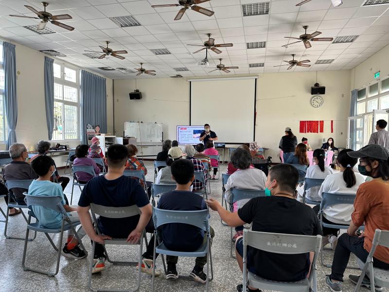 許老師跟學員講解雷射切割的概念以及使用光線聚焦原理，並介紹本次課程所使用雷雕機為二氧化碳雷雕機與其應用範疇，還有跟二極體雷雕的使用上有什麼不同處.