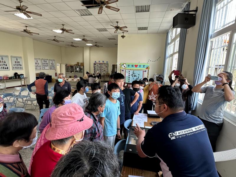 長流國小老師與學生及校長,對於CO2二氧化碳雷雕課程十分感到興趣特地組隊來參與壓克力雷雕實作課程,並與學員一起參與上課.