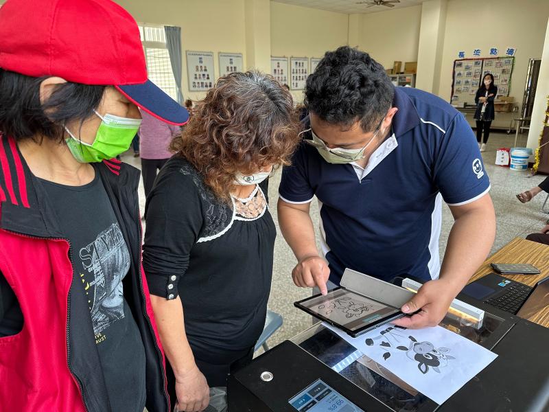 講師教導學員如何使用平板的APP功能去做繪圖在將圖片傳送到雷雕機做壓克力雕刻輸出製作壓克力燈座作品