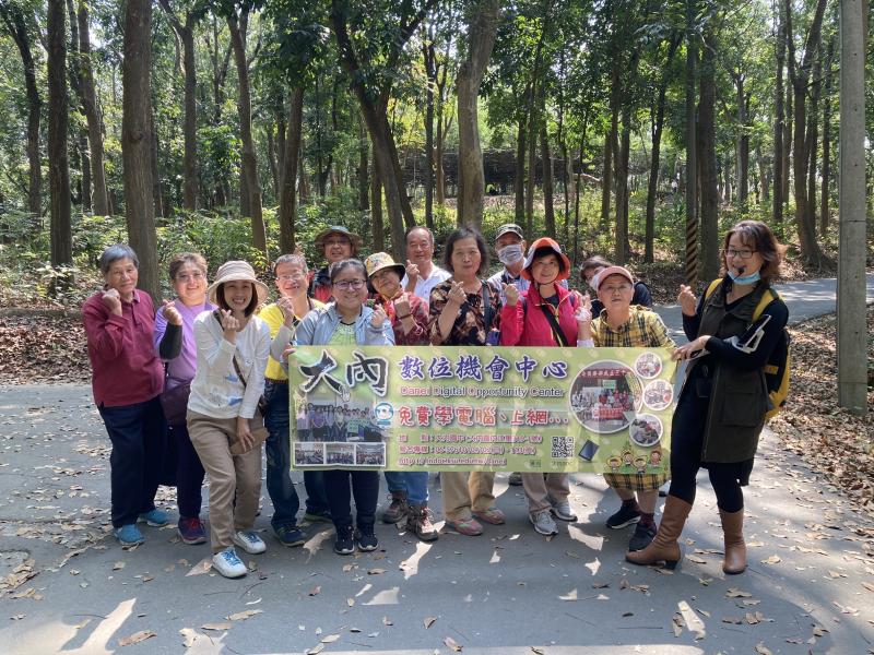 師生在外拍景點來個合照