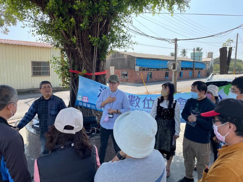 學員們認真討論