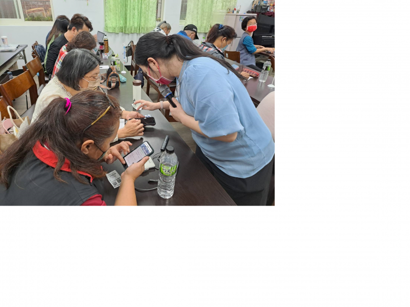 講師協助學員運用APP查詢健康資訊