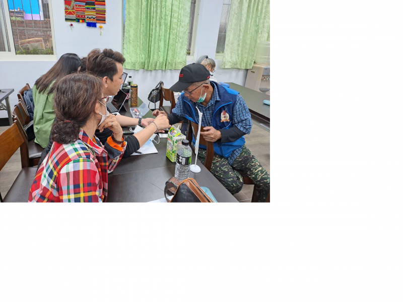 講師請學員練習下載對發票APP後，請學員自己練習對發票