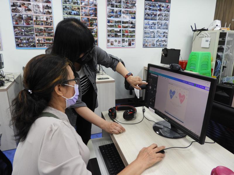 講師協助學員設計圖檔