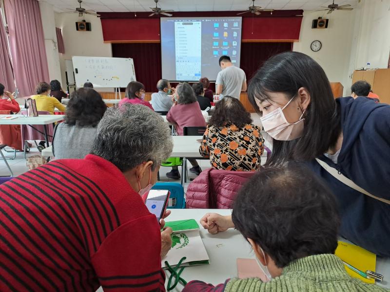 輔導員翊綺一起協助幫忙年老的阿嬤解決問題