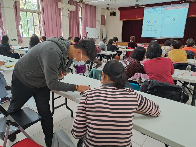 老師細心講解讓每位阿嬤都會操作