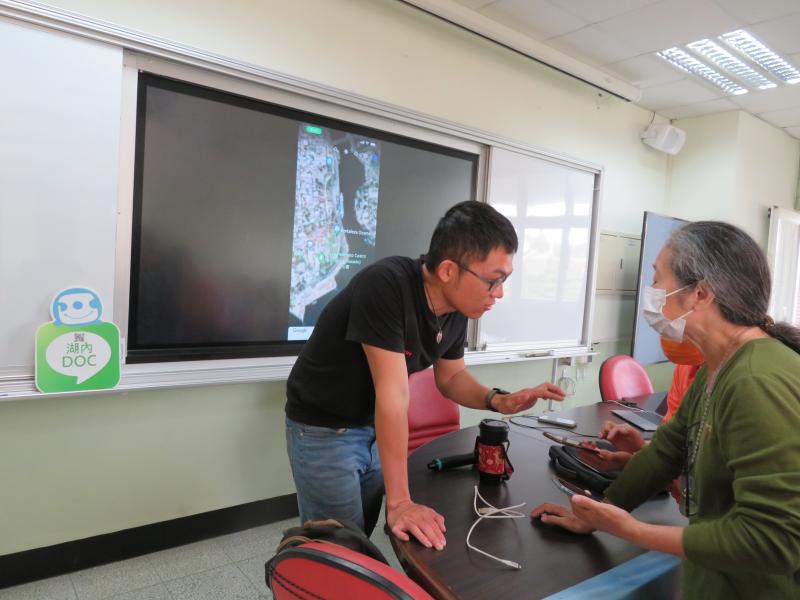 講師親切並且用心地指導學員們