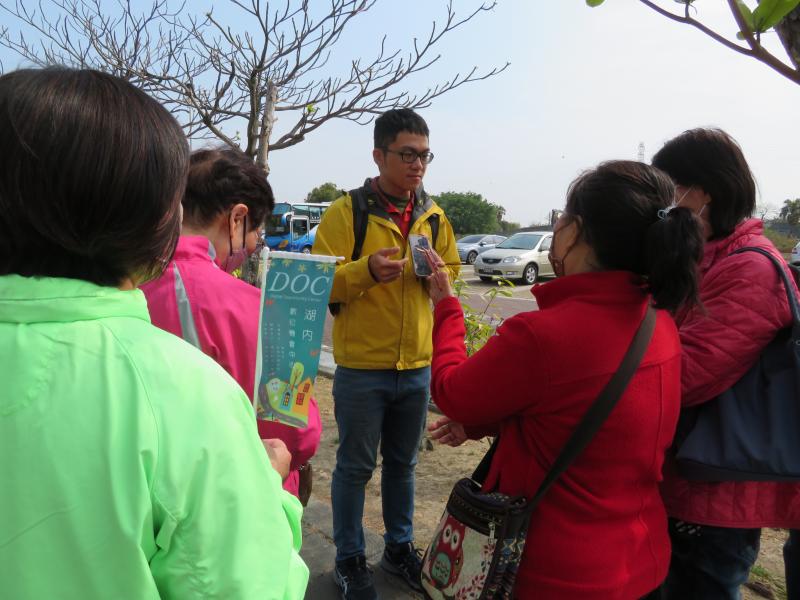 在戶外學員們認真學習