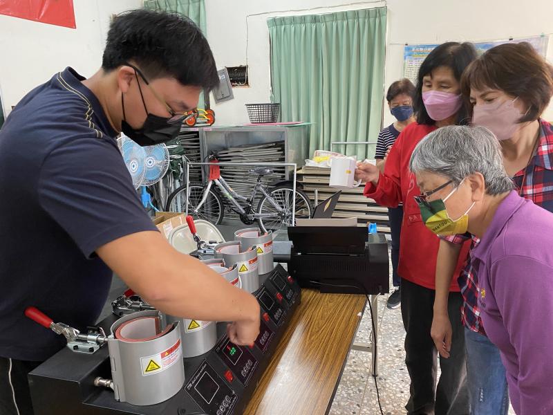 講師向大家解釋如何轉印至馬克杯上