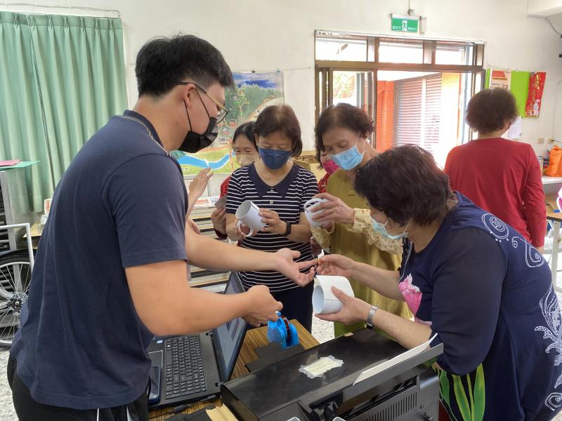 學員將相片貼上馬克杯