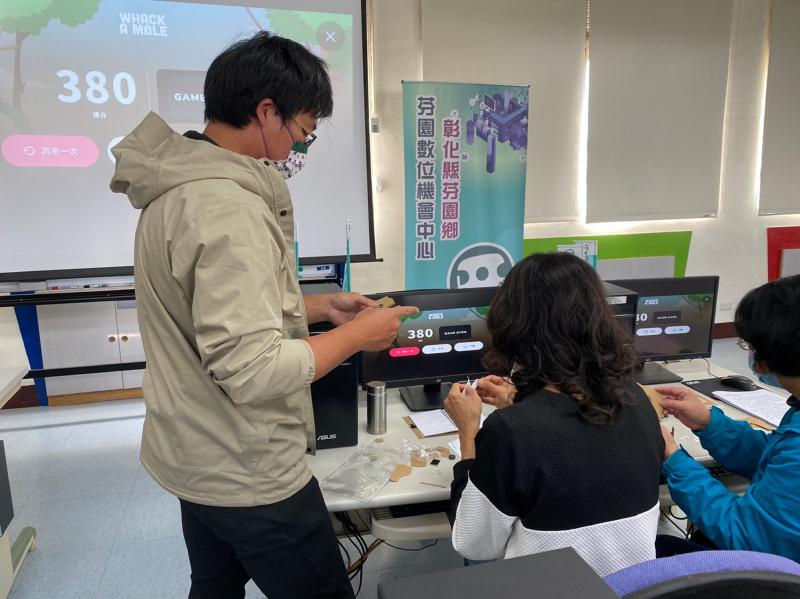 講師教學員製作簡易的VR眼鏡