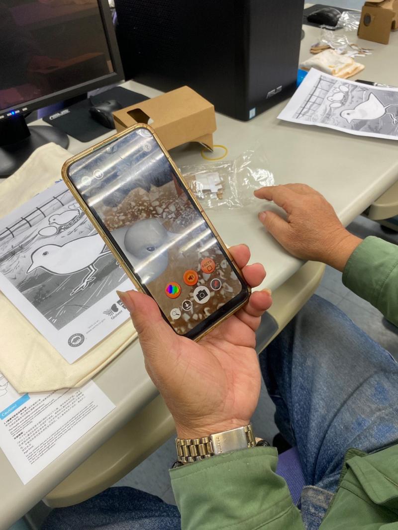 學員透過APP體驗AR