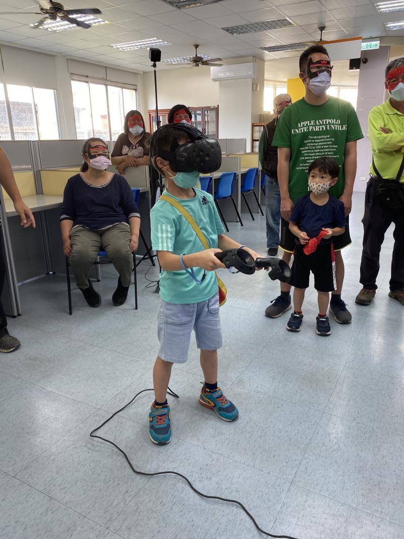 小朋友也玩得不亦樂乎