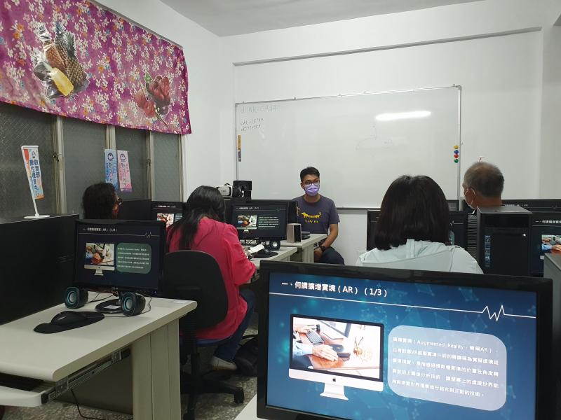 講師說明:虛擬現實（VR）和擴增實境（AR）是兩種不同的技術