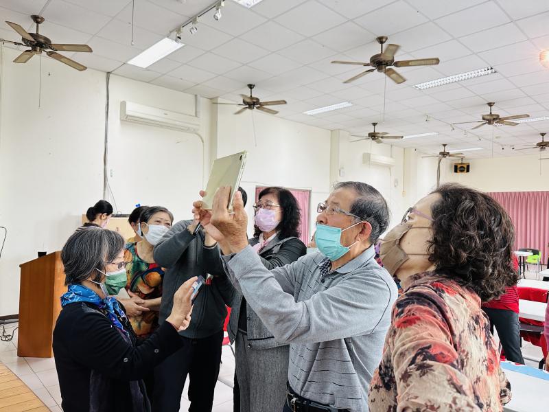 老師教學員如何掃QRCOD