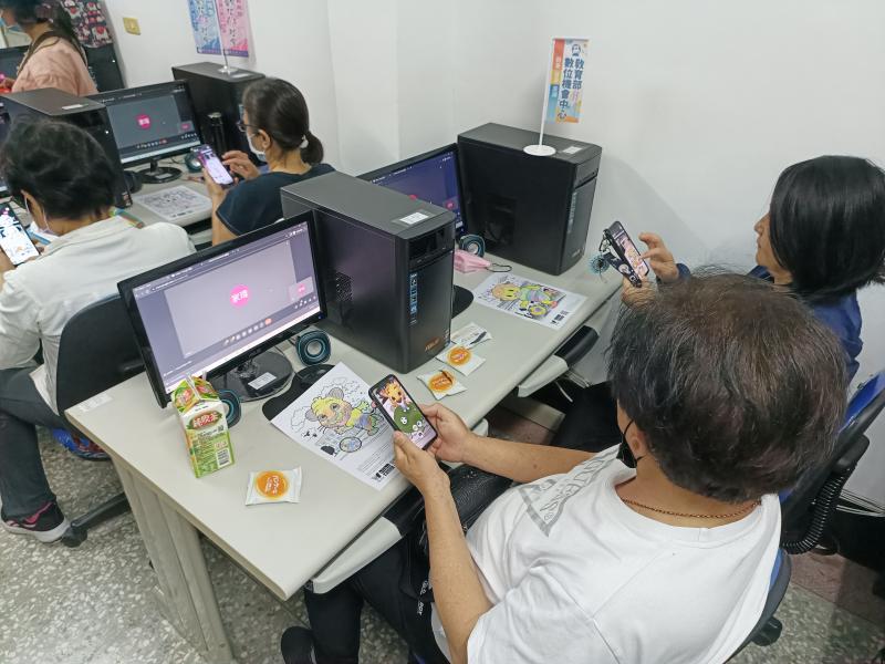 學員體驗利用手機APP將圖紙上的圖案轉換成可互動的AR影像