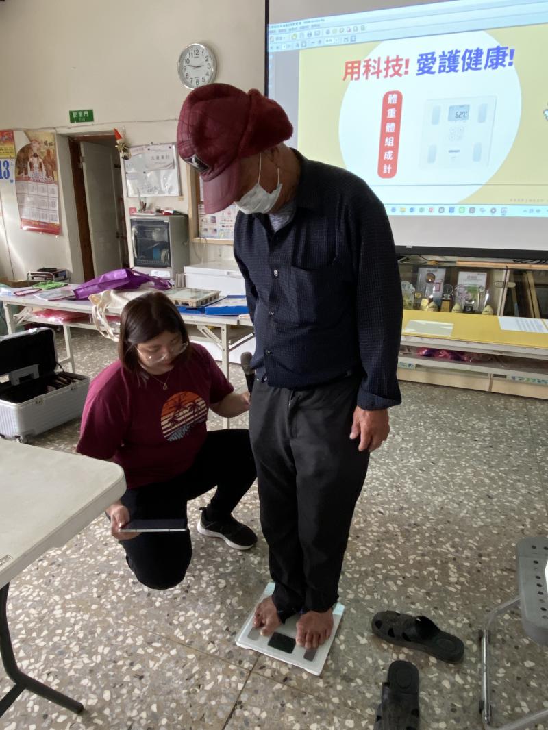老師也在課程中使用體脂機幫大家測量身體各方面數據，大家依序地站上體脂機測量。阿公說：這次上課要運動還要動頭腦，順便檢查身體，真趣味！