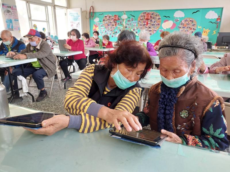 學員互相學習幫忙認識平板