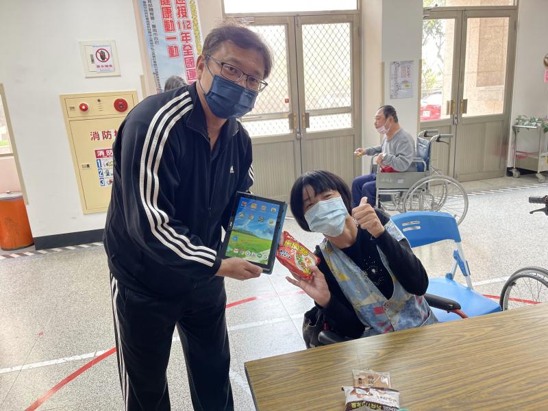 學員本身是腦麻患者，但是還是很努力地在練習，DOC準備小禮物鼓勵她