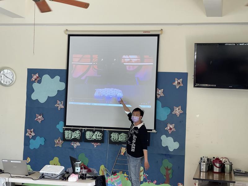 講師利用影片講解3D列印的過程